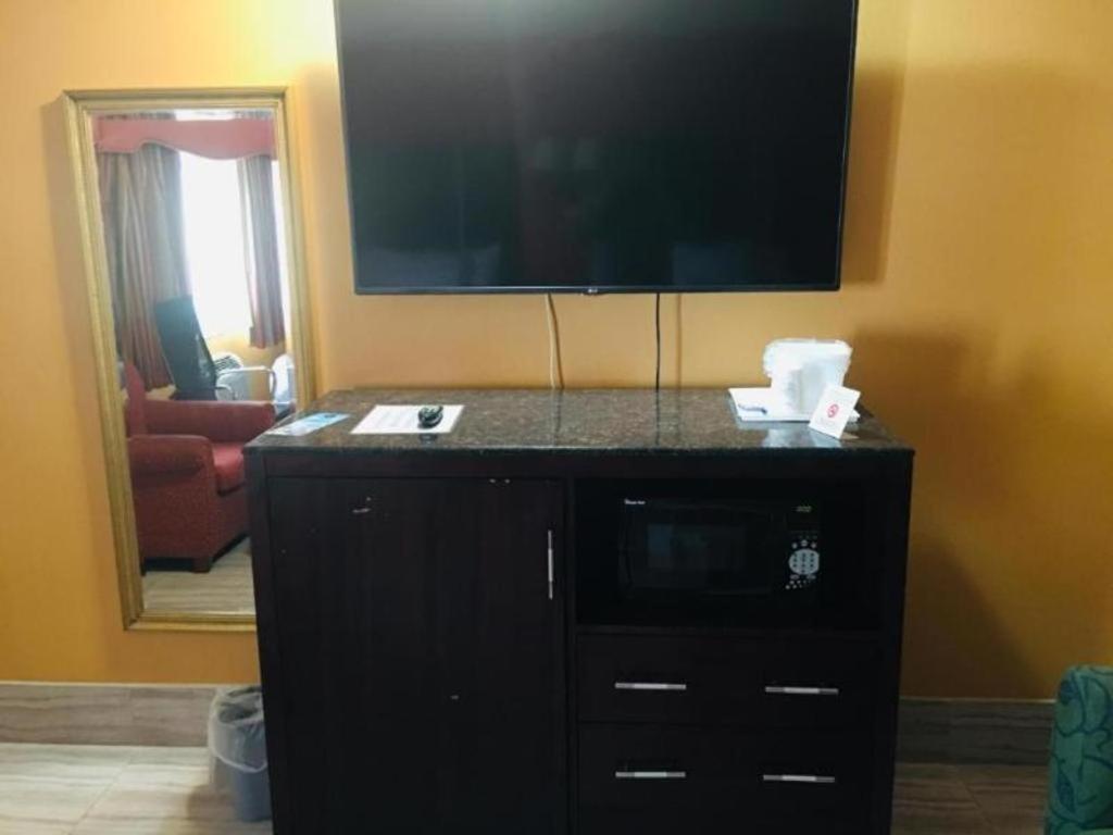 Travelodge By Wyndham Bay Shore Long Island المظهر الخارجي الصورة